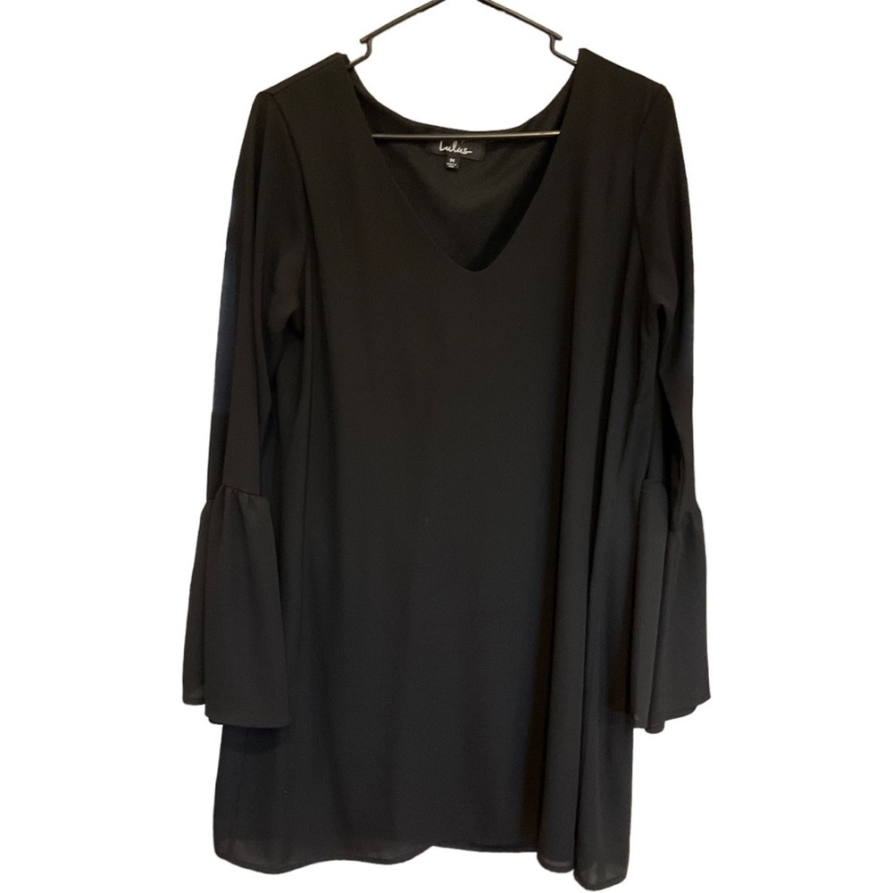 LULU’S BLACK DRESS WITH BELL SLEEVES SIZE M